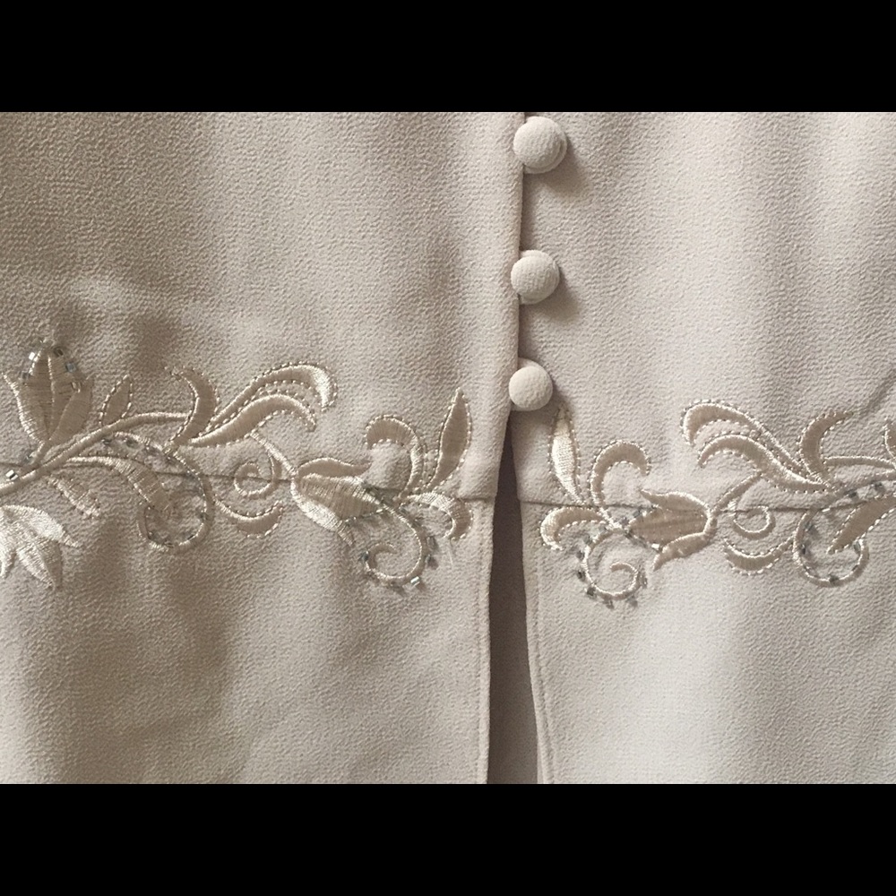 Suit dress with embroidered details